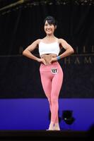 　美しいポージングで魅せた奥村アナ