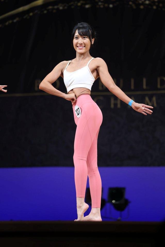 　サイドポーズを決める奥村アナ