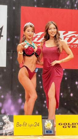　関西ビキニフィットネス優勝者と笑顔を見せる廣中れな