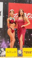 　関西ビキニフィットネス優勝者と笑顔を見せる廣中れな
