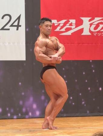 　サイドチェストを決める寺山選手