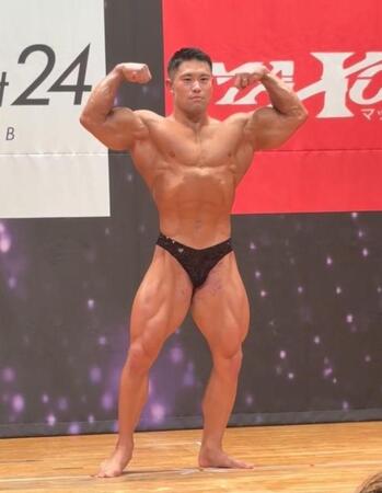 　剛腕を披露する寺山選手