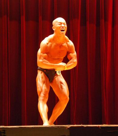 　迫力満点のポージングを決める山口選手