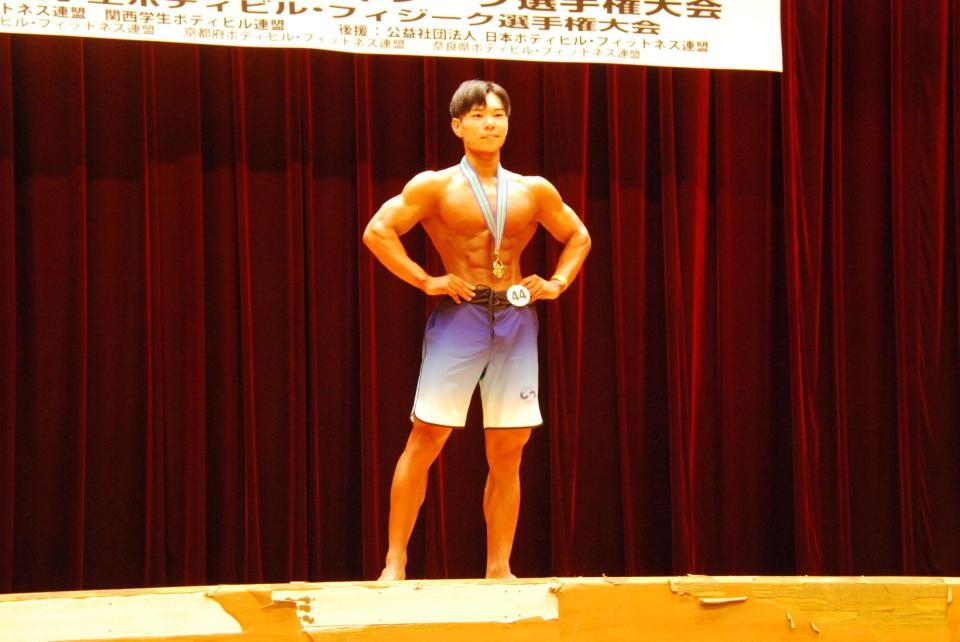 　金メダルを手にした岡山大・森東選手