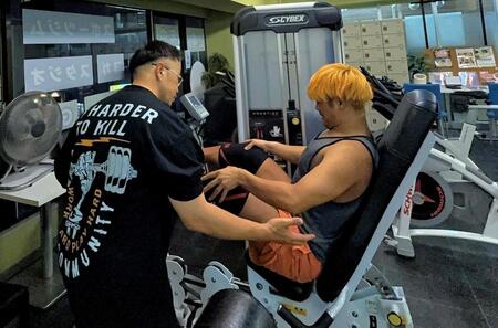 　宮脇選手（右）にトレーニングを教える多田さん