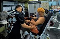 　宮脇選手（右）にトレーニングを教える多田さん