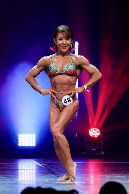 　ステージで圧巻の筋肉美を披露する荻島選手