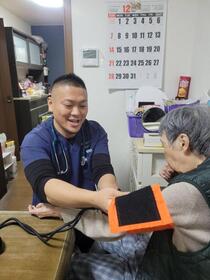 訪問看護を営む河野さん（左）