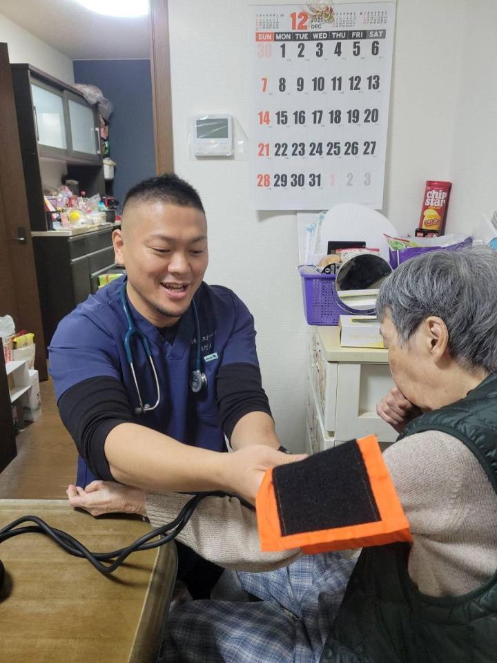 訪問看護を営む河野さん（左）