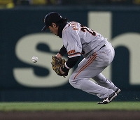 ７回、巨人・脇谷亮太は阪神　クレイグ・ブラゼルの飛球を落球し、微妙なタイミングで捕り直す＝甲子園（撮影・出月俊成）