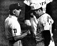 八木の本塁打が二塁打に覆り、平光審判（左）に抗議する阪神・中村監督＝１９９２年９月１１日