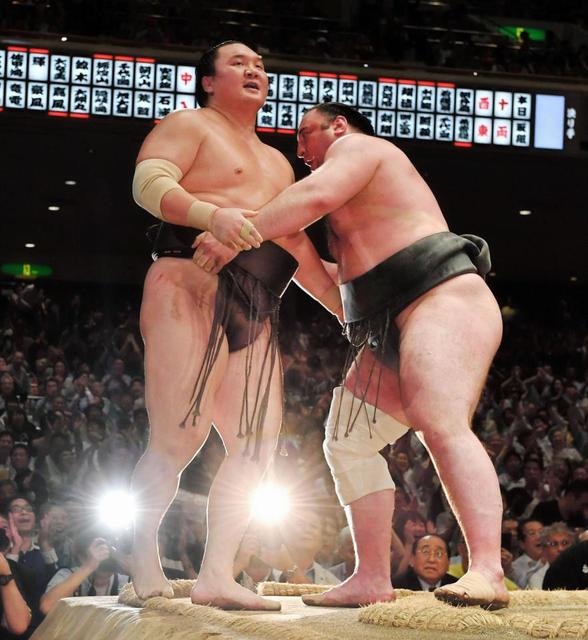 寄り切りで白鵬を破った栃ノ心(右)