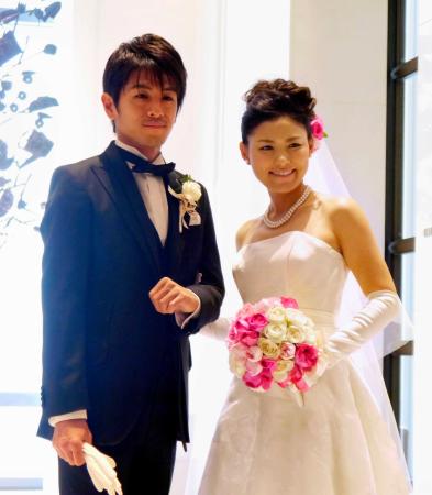 　結婚式で笑顔の横峯さくらと森川陽太郎さん（ウッドオフィス提供）
