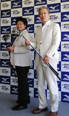 ミズノの新クラブ発表会に出席した岡本綾子（左）と山田久志氏