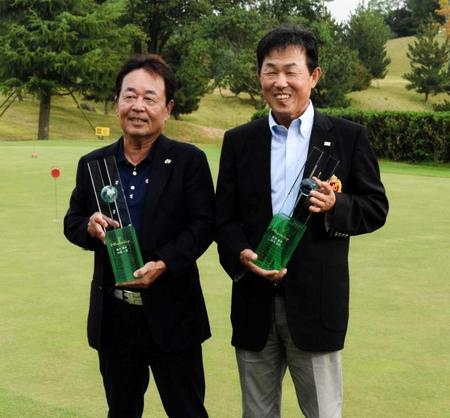 　記念トロフィーを持って喜ぶグランドシニアの部優勝・森本博明さん（左）とシニアの部優勝・梶川進さん
