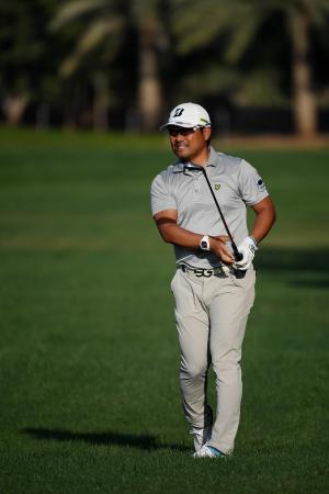 欧州ゴルフのアブダビHSBC選手権第1日、2番で第2打の行方を見守る宮里優作=16日、アブダビ(ゲッティ=共同)