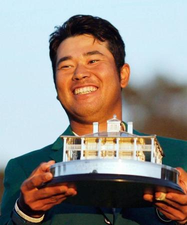 米ゴルフのマスターズ・トーナメントで、日本男子初のメジャー制覇を果たし、トロフィーを手に笑顔の松山英樹＝11日、米ジョージア州のオーガスタ・ナショナルＧＣ（ロイター＝共同）