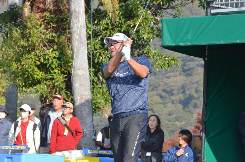 １番のティーショットを放つ小田孔明