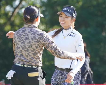 　２日目を終え同組の岩井千怜（左）と笑顔でハグする安田祐香（撮影・開出牧）