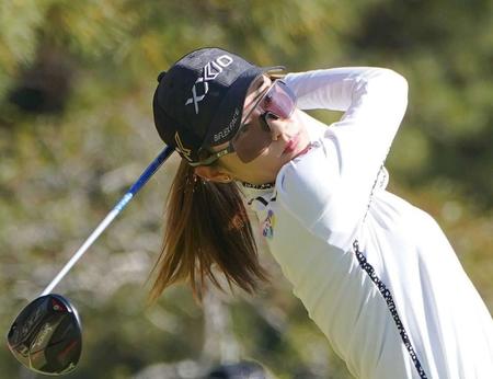 　９番、ティーショットを放つ安田祐香