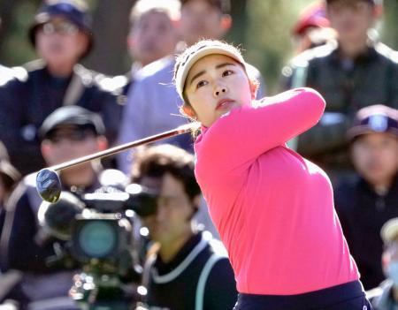 　第３日、１６番でティーショットを放つ山下美夢有。通算８アンダーで単独首位＝宮崎ＣＣ