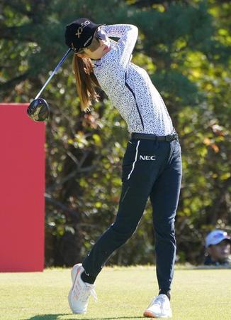 　４番、ティーショットを放つ安田祐香（撮影・開出牧）