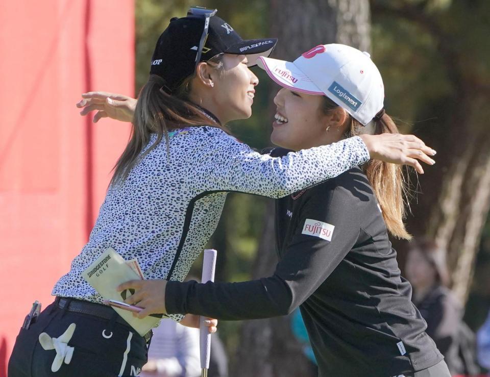 　同組でラウンドし健闘をたたえ合う安田祐香（左）と古江彩佳（撮影・開出牧）