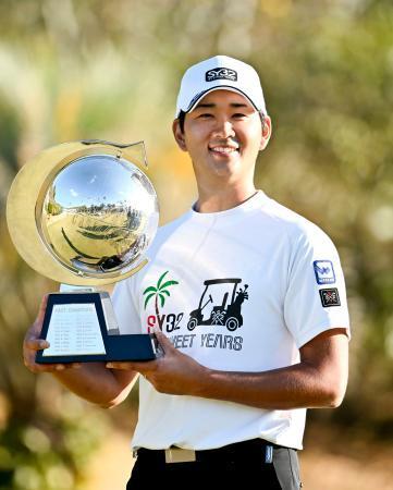 　通算１４アンダーで優勝した鍋谷太一＝Ｋｏｃｈｉ黒潮ＣＣ