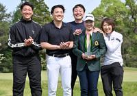 　初優勝を果たし、家族と笑顔で記念撮影する竹田麗央（右から２人目）