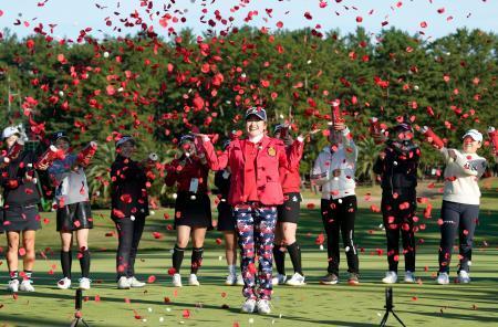 　通算１２アンダーで優勝し、出場選手たちからフラワーシャワーを浴びる桑木志帆（手前）＝宮崎ＣＣ