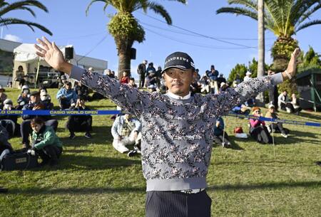 　通算１４アンダーで優勝し喜ぶ岩田寛