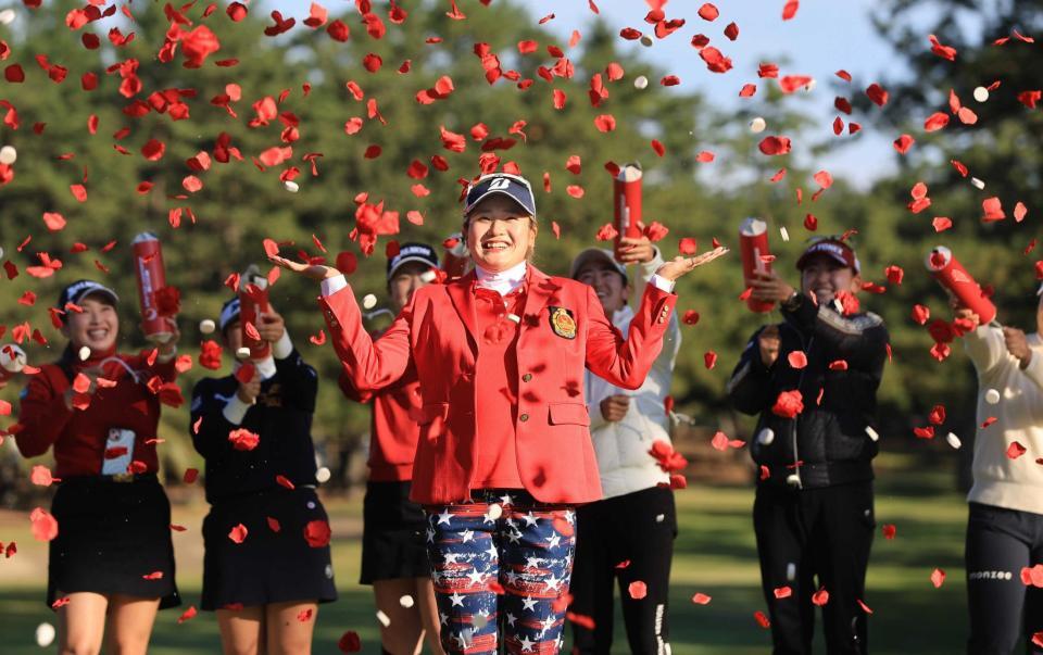 　通算１２アンダーで優勝し、フラワーシャワーで祝福される桑木志帆