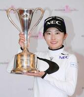 　トロフィーを手に笑顔の安田祐香