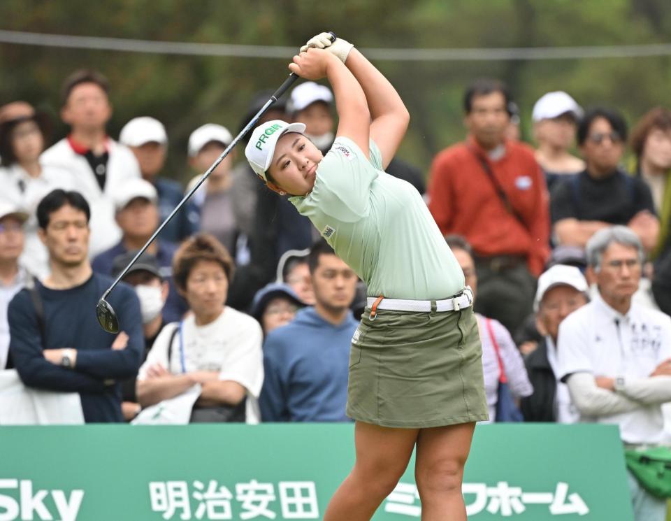 　１０番でティーショットを放つ小林夢果