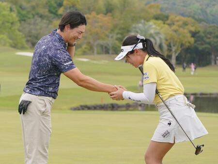 　１８番、初日を終えて握手を交わす石川遼（左）と菅沼菜々（撮影・開出牧）