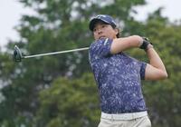 　８番、ティーショットを放つ石川遼（撮影・開出牧）