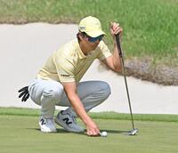 　第３日、１５番でラインを読む石川遼