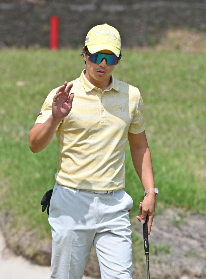 　第３日、１５番でバーディーパットを決め、ギャラリーの拍手に応える石川遼