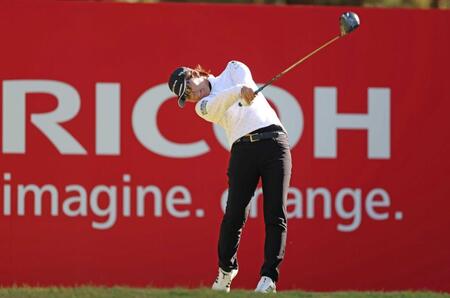 　１８番、ティーショットを放つ穴井詩（撮影・中田匡峻）