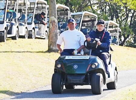 　途中棄権し、カートでクラブハウスに戻る松坂大輔