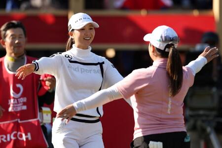 　１８番、ホールアウトし、阿部未悠（右）の元へ駆け寄る金沢志奈（撮影・中田匡峻）