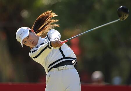 　１４番、ティーショットを放つ金沢志奈（撮影・中田匡峻）