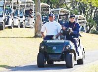 　途中棄権し、カートでクラブハウスに戻る松坂大輔