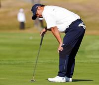 　１２番グリーンでパットを放ち、左足を押さえる松坂大輔