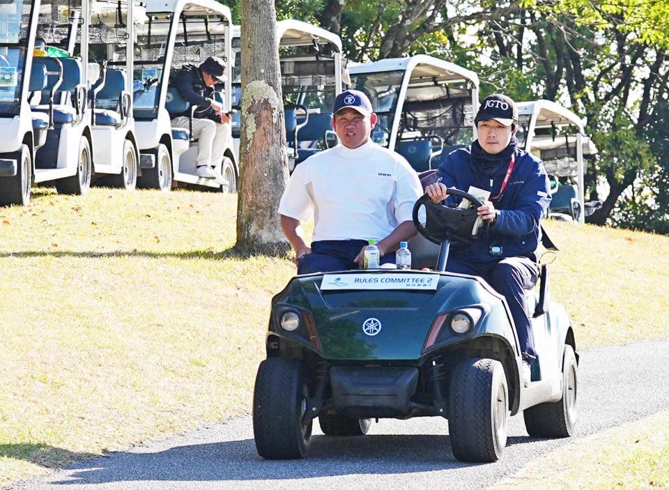 　途中棄権し、カートでクラブハウスに戻る松坂大輔