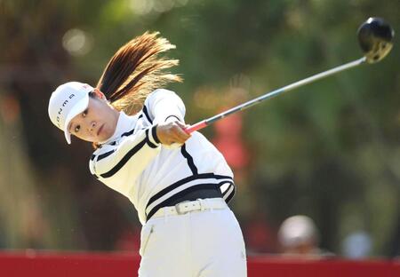 　１４番、ティーショットを放つ金沢志奈（撮影・中田匡峻）