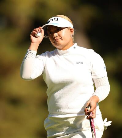 　９番、バーディパットを決め、ファンの歓声に応える鈴木愛（撮影・中田匡峻）