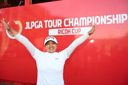 　女子ゴルフのツアー選手権リコー杯を制し、国内四大大会は９年ぶりの優勝を果たした鈴木愛＝３０日、宮崎県宮崎ＣＣ（ゲッティ＝共同）