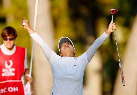 　最終日、プレーオフを制して優勝を決め、喜ぶ鈴木愛＝宮崎ＣＣ