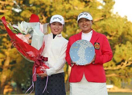 　優勝した鈴木愛（右）と年間女王の佐久間朱莉は笑顔を見せる（撮影・中田匡峻）